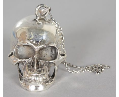 A NOVELTY SILVER SKULL SNUFF BOX.