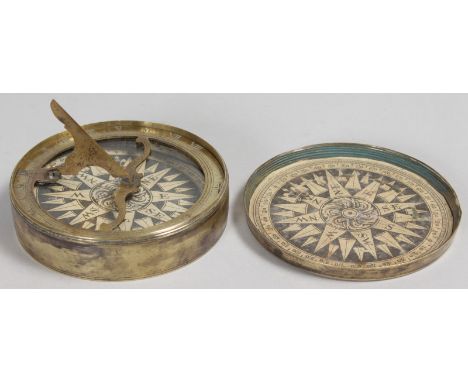 AN EARLY BRASS CIRCULAR COMPASS. 3.25ins diameter.