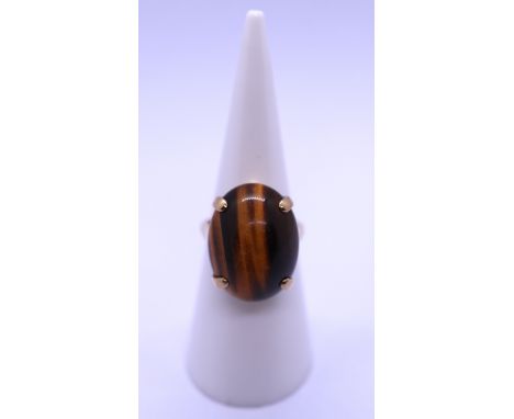 9ct gold tigers eye set ring - Size K 