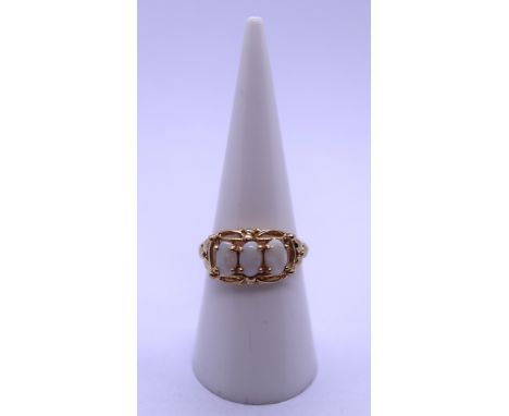 9ct gold 3 stone opal ring - Size M 