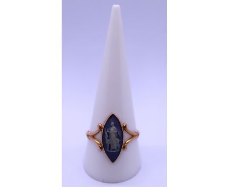 Antique 9ct rose gold Wedgwood set ring - Size U 