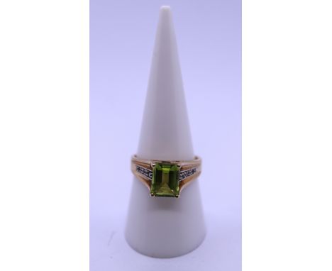 9ct gold peridot &amp; diamond ring - Size O 