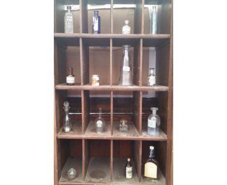A QUANTITY OF VINTAGE AND OTHER MEDICINE BOTTLES.