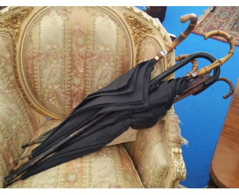 A QUANTITY OF VINTAGE, PARASOLS AND UMBRELLAS.