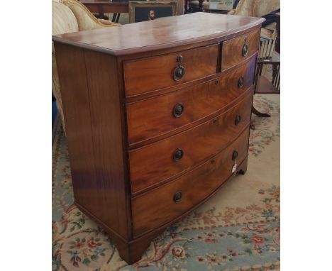 A GEORGIAN MAHOGANY BOW FRONTED CHEST OF DRAWERS.