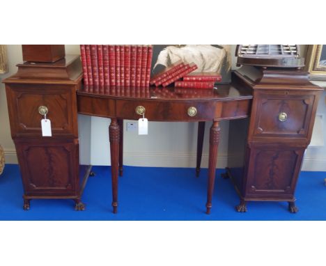 A MAGNIFICENT LATE 19TH/EARLY 20TH CENTURY MAHOGANY SIDEBOARD, STAMPED 'MAPLE & CO.', the central bow front section having a 