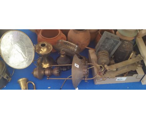 A QUANTITY OF VARIOUS COPPER AND BRASS to include a hanging oil lamp.
