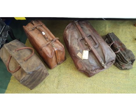 A GROUP OF FOUR LEATHER AND CARPET TRAVELLING BAGS.