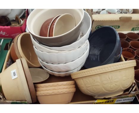A BOX LOT OF VINTAGE KITCHENALIA to include traditional mixing bowls etc.