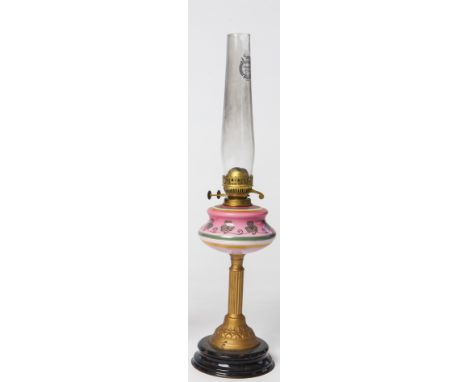 AN EARLY 20TH CENTURY OIL LAMP with pink glass bowl and painted shamrocks.