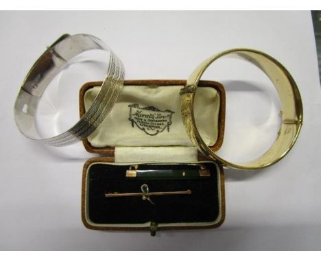 Jewellery to include a sterling silver bracelet, a 9ct gold plated metal core bracelet, a 9ct gold bar brooch set with a pear