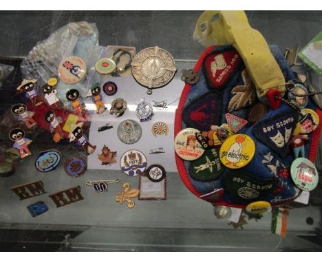 A mixed selection of vintage enamel and cloth badges to include Golden Shred golly badges 