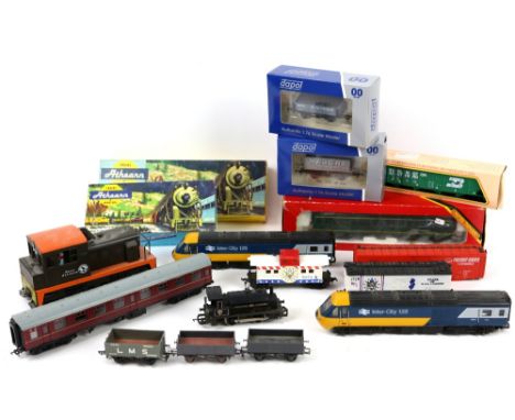 Bachmann Spectrum HO gauge locomotive GE Dash 8-40C Diesel No. 8668 Norfolk Southern, two other Bachmann locomotives and othe