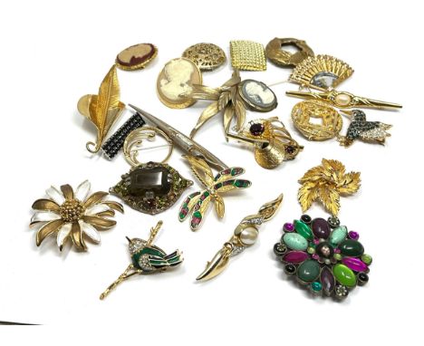 25 Assorted Vintage And Retro Brooches (301g) 