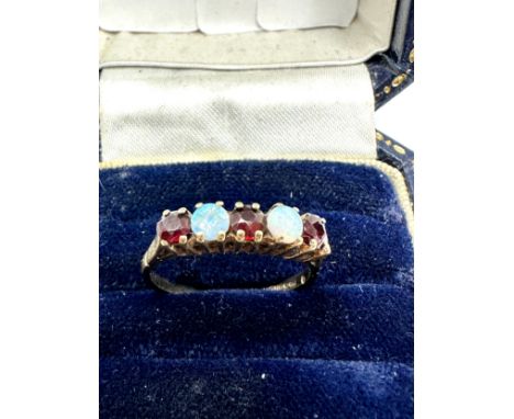 9ct Gold Opal &amp; Garnet Five Stone Ring (1.8g) chip to 1 opal 