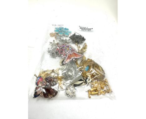 25 Assorted Vintage And Retro Brooches (252g) 