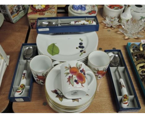 A selection of Royal Worcester ceramics including the Evesham design 