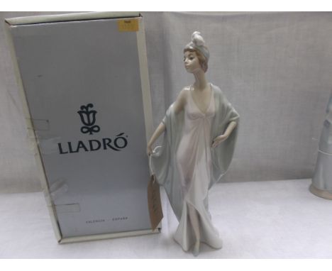 Lladro figure of a mature lady 'Dama de Fiesta - Sophisticate' (Number 5787) 