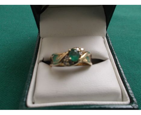 14CT. EMERALD AND DIAMOND RING (SIZE R)