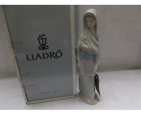 Lladro figure of a young girl carrying a bouquet of flowers (Number 4650)