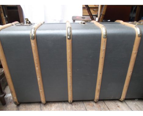 Battened travelling trunk