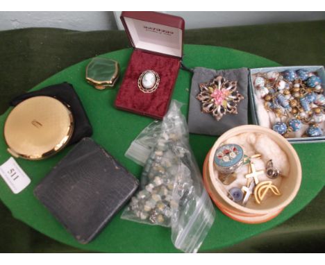 Selection of dress jewellery incl. beads, brooches, pearls, powder compact, patch box (8 individual pieces)