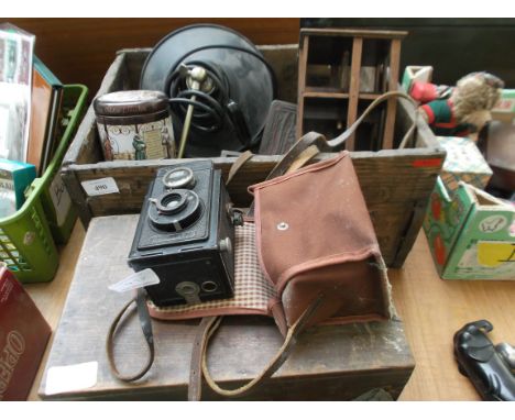 Magpie lot incl. a large trade style storage box and others, a vintage table lamp, old trade tins and a Voigtlander camera an