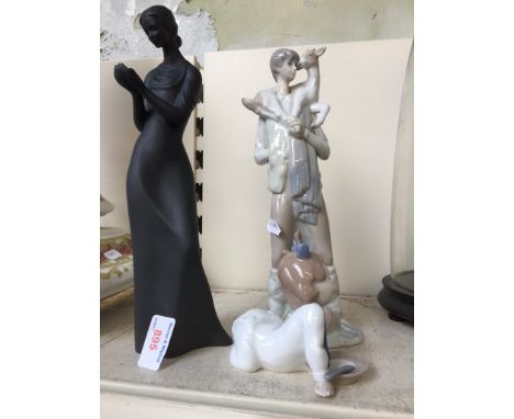 DOULTON, LLADRO AND NAO FIGURES M5CONDITION: NO SIGNS OF DAMAGE OR REPAIR. DOULTON FIGURE IS THE BLACK ONE - HEIGHT 29CM
