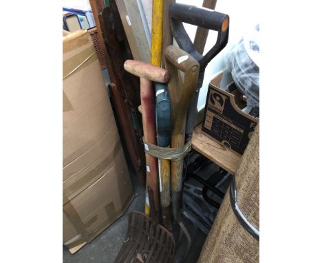 BUNDLE OF GARDEN TOOLS INC BELGIAN POTATOE FORK