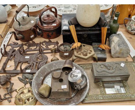 A cash box, a copper kettle, a tree trunk fossil, iron horse related coat hooks, an ostrich egg doll, a crucifix, etc