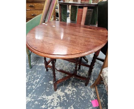 An oak gate leg table. W 104 D 74 H 73 cm