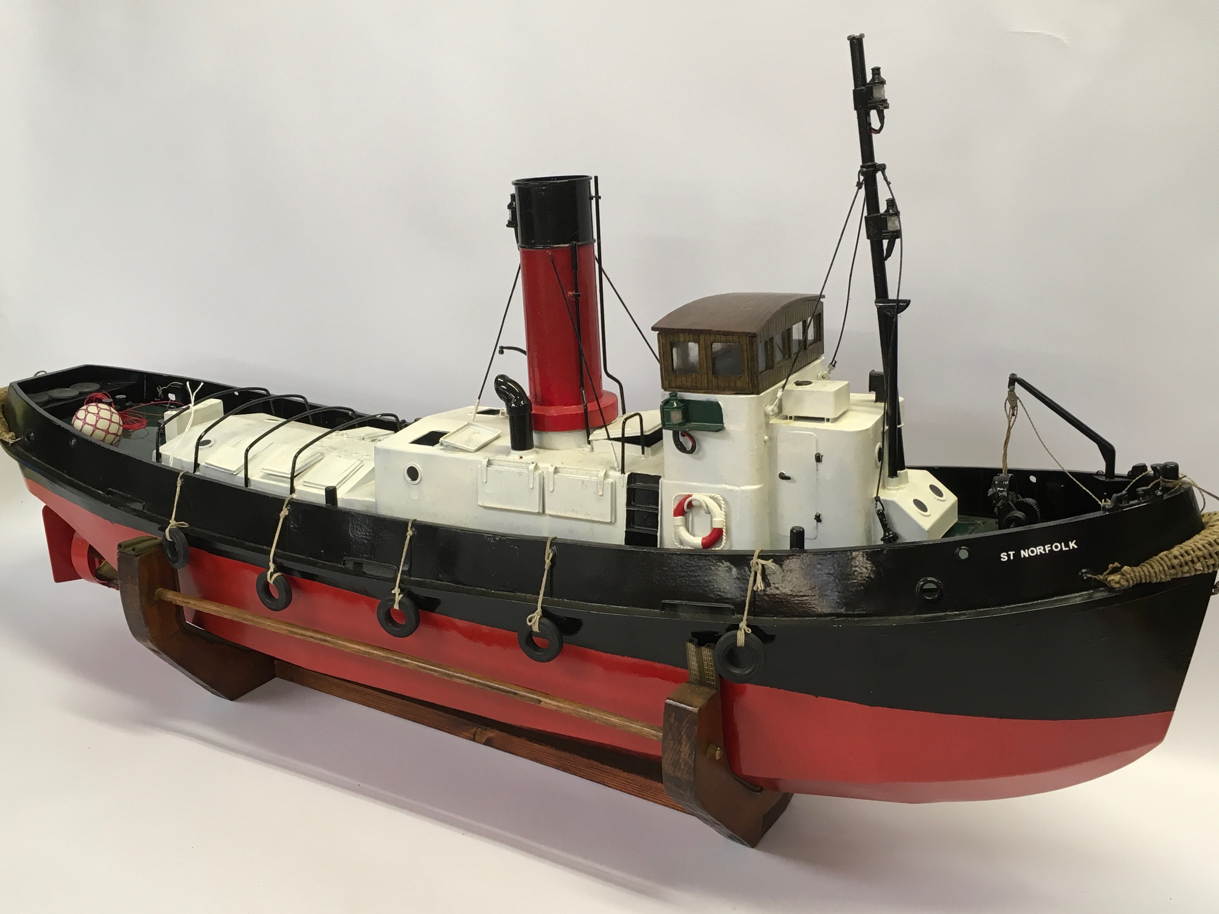 BESPOKE BUILT LIVE STEAM TID CLASS TUG WITH REMOTE CONTROL ,100CM LONG