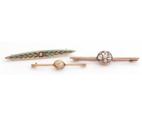 Mixed Lot: precious metal, seed pearl and diamond brooch, the circular open work design with 4 graduated seed pearls and 4 sm