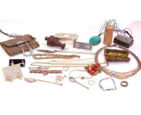 Tray of metal chains, bracelets, plated oval snuff box, horn snuff box, rings, pendants   
