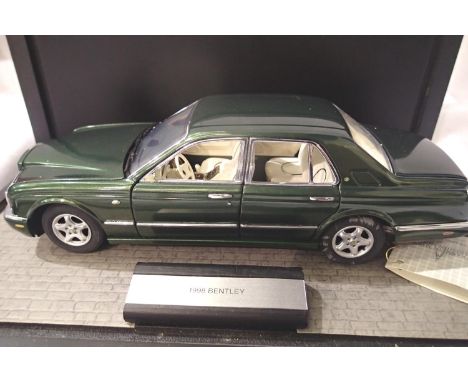 Franklin Mint 1/24 scale 1998 Bentley Arnage in very good to excellent condition, missing one door mirror, in showcase with n