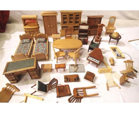 Collection of dolls house furniture. P&amp;P Group 2 (£18+VAT for the first lot and £3+VAT for subsequent lots) 