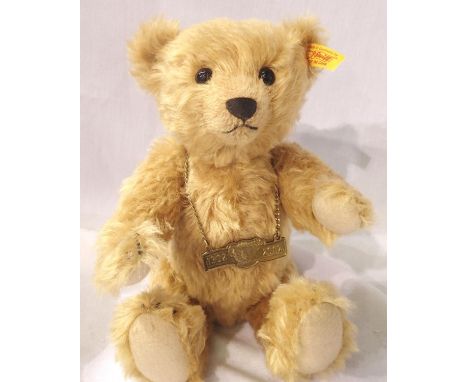 Steiff bear for Danbury Mint 1902-2002 commemorative, H: 28 cm, with growler. P&amp;P Group 1 (£14+VAT for the first lot and 