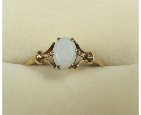 A 9 carat gold opal ring, size M, 1.4g 