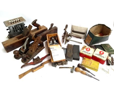 A mixed lot to include several planes including a Stanley Bailey No.4 plane, one other Stanley Bailey plane, Stanley correct 