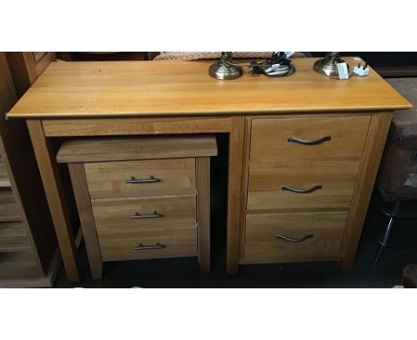 A light oak kneehole desk of three drawers, 120x42x78cmH 