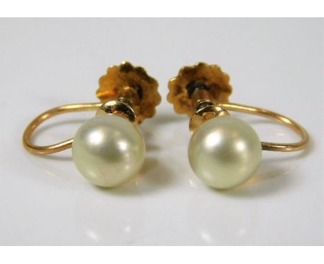 A pair of 9ct gold cultured pearl earrings 1.58g