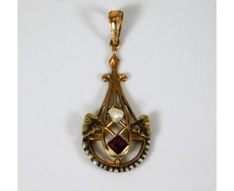 An antique garnet &amp; pearl yellow metal pendant 1.1g