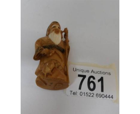 A signed Chinese netsuke, 5cm