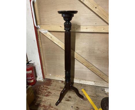 A mahogany planter stand with a fluted colum. 15cm tall. No shipping