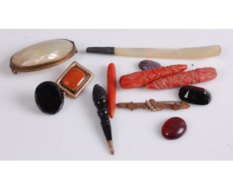 Mixed lot, to include pair of small coral carvings, 9ct gold bar brooch, mother of pearl inset brooch (a/f), sundry loose gem