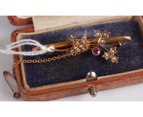 An Edwardian 9ct gold ruby and seed pearl set safety pin bar brooch, with safety chain, 2.7g, 44mm, in box