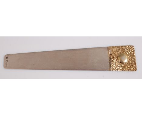 A Stuart Devlin contemporary silver and silver gilt bookmark, 10cm.Some surface wear and minor scratches.Minor bending.Marks 