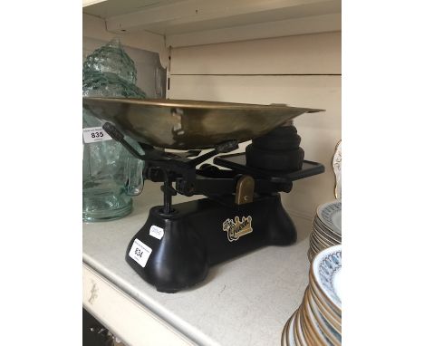 Weylux the Queen scales and weights 