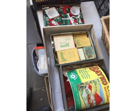 3 vintage tin boxes containing Bayko bits and pieces to include manual. 