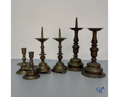 A lot with several bronze candlesticks. 17th/18th/19th century. | Largest candlestick: 37 cm. | Condition: old restorations.